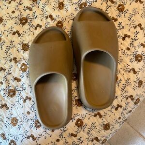 Yeezy slides women 8